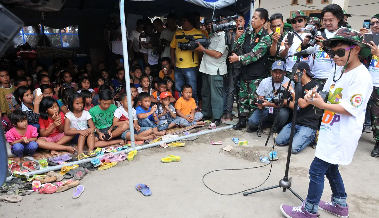 Tegar beraksi di depan para korban erupsi Gunung Sinabung. Kehadiran Tegar membuat suasana pengungsian menjadi ceria (Liputan6.com/Johan Tallo).