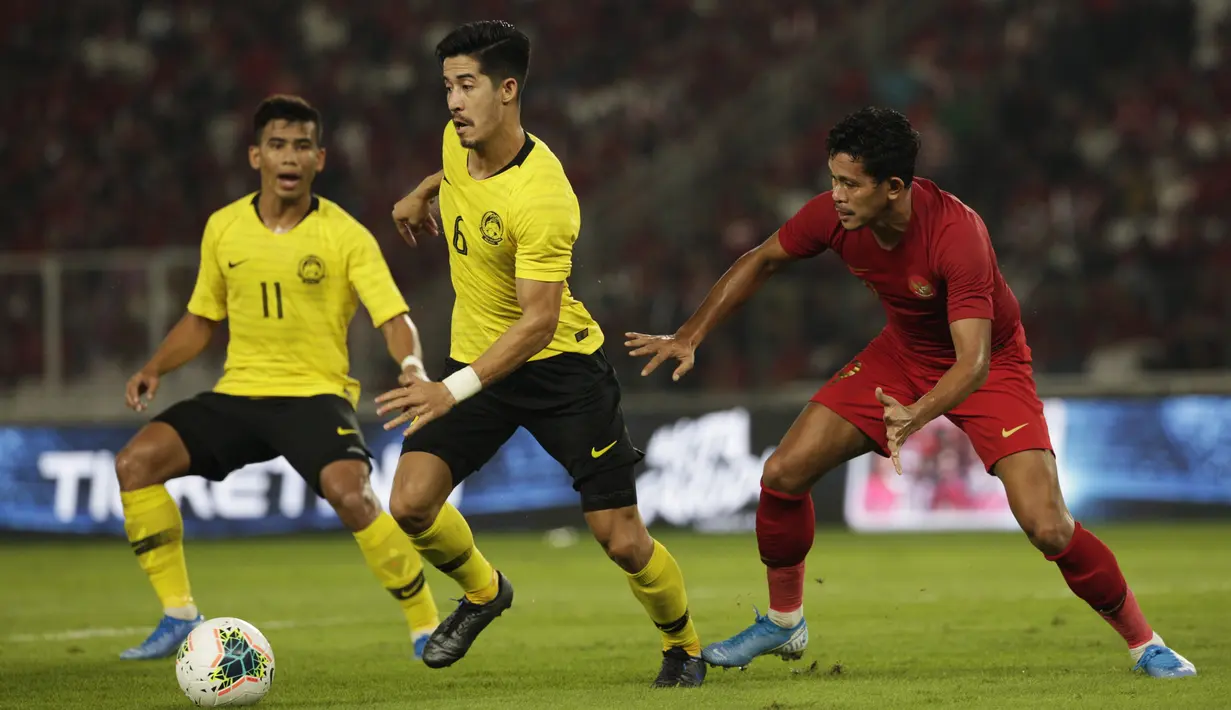 Gelandang Timnas Indonesia, Rizky Pellu, menjaga gelandang Malaysia, Brendan Gan, pada laga Kualifikasi Piala Dunia 2022 di SUGBK, Jakarta, Kamis (5/9). Indonesia kalah 2-3 dari Malaysia. (Bola.com/Vitalis Yogi Trisna)