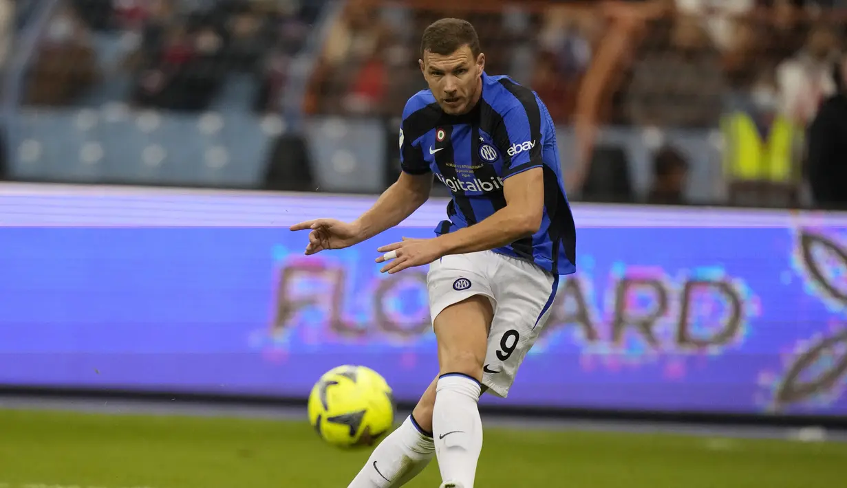 Penyerang Inter Milan Edin Dzeko mencetak gol kedua timnya ke gawang AC Milan dalam pertandingan final Piala Super Italia 2022 di King Fahd International Stadium, Riyadh, Arab Saudi, Kamis (19/1/2023) dini hari WIB. Gol Nerazzurri dicetak Federico Dimarco, Edin Dzeko, dan Lautaro Martinez.  (AP Photo/Hussein Malla)