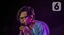 Aksi Armand Maulana saat tampil dalam festival musik Love Fest di Istora Senaya, Jakarta, Sabtu (22/2/2020). Dalam penampilannya mereka membawakan sejumlah lagu seperti Januari milik band Gigi, bawa aku pergi, dan sebelah mata. (Liputan6.com/Faizal Fanani)