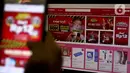 Calon Konsumen membuka aplikasi situs belanja online di Kawasan Senayan, Jakarta, Kamis (12/12/2019). Konsumen berburu diskon di salah satu situs jual beli online yang menawarkan beragam potongan harga khusus pada hari belanja online nasional (Harbolnas). (Liputan6.com/Johan Tallo)