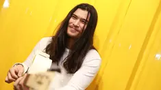 Berpenampilan sangar dengan rambut gondrong, ternyata Virzha merupakan rocker yang taat pada kewajibannya sebagai seorang muslim. (Adrian Putra/Bintang.com)