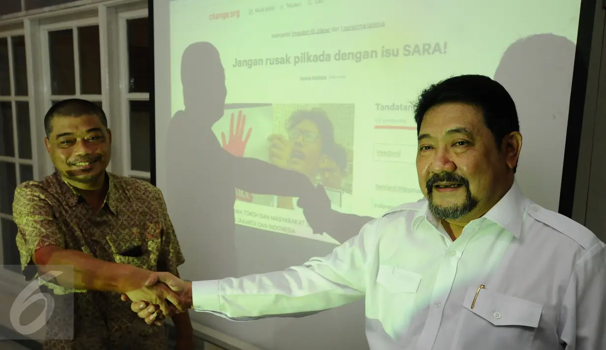Ketua SETARA Institute, Hendardi (kanan) bersalaman dengan Romo Benny Soestyo usai peluncuran website http://change.org/seruan bersama di Jakarta, Selasa (1/11). Seruan berisi ajakan menjaga perdamaian di Indonesia. (Liputan6.com/Helmi Fithriansyah)