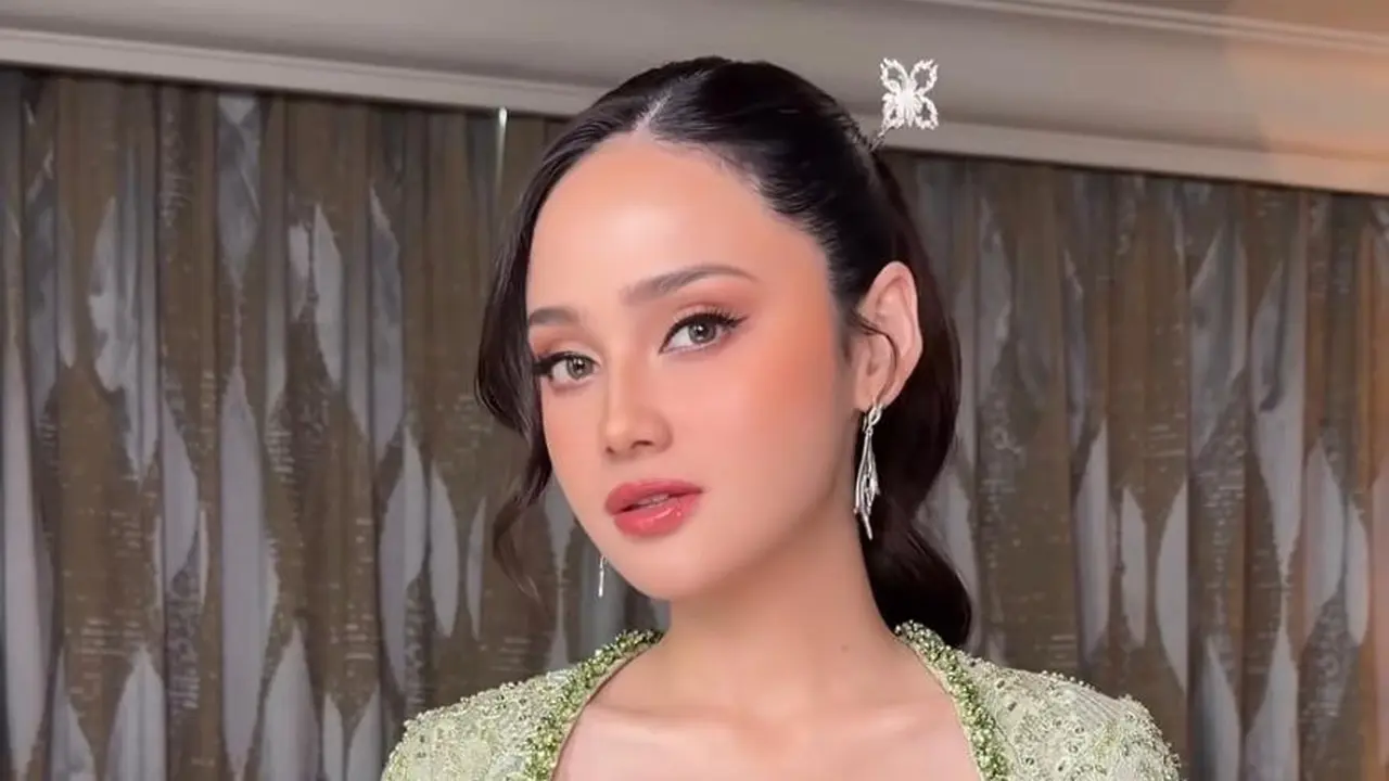 Fresh Flawless dengan Ponytail Sleek, Beauty Look Syifa Hadju di Resepsi Tengku Nadira Dipuji Bak Selena Gomez