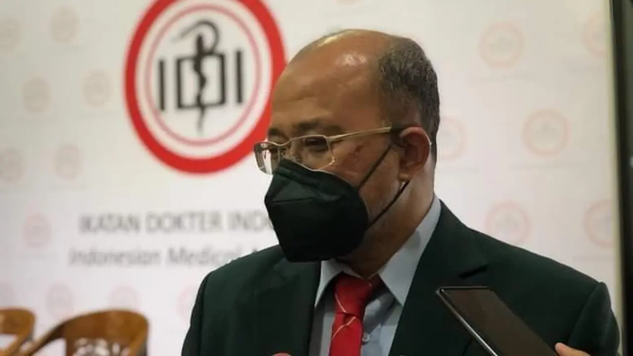 Ketua Ikatan Dokter Indonesia (IDI) Adib Khumaidi buka suara soal COVID-19 yang diperkirakan akan segera menjadi endemi, Senin (26/9/2022). Foto: (Liputan6.com/Ade Nasiihudin).