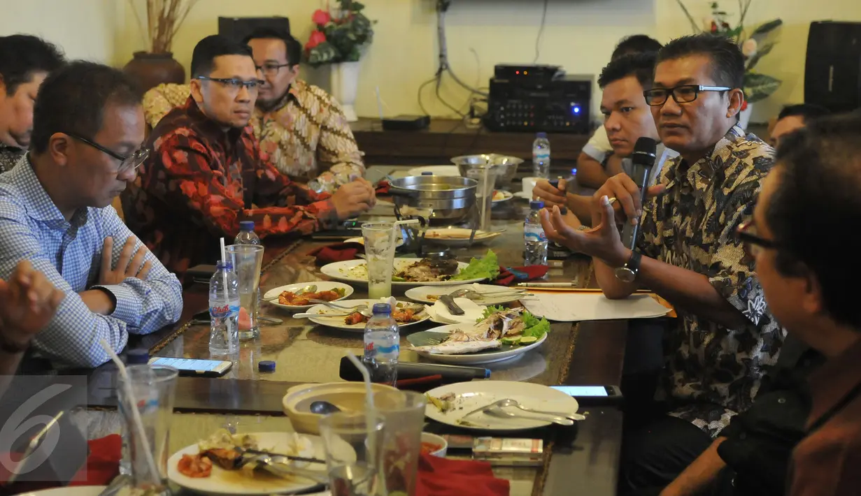 Ketua DPP Golkar Agun Gunandjar (kanan) berbicara saat menggelar silaturahmi sesama pengurus Golkar Riau pasca konflik dualisme pengurus di Restoran Puang Oca, Jakarta, Selasa (16/2). (Liputan6.com/JohanTallo)
