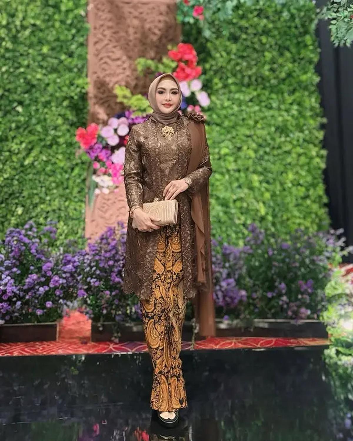 7 Inspirasi Outfit Kondangan Ala Artis Lawas 90-an, Ada Inneke Koesherawati sampai Marini Zumaris yang Tampil Memesona