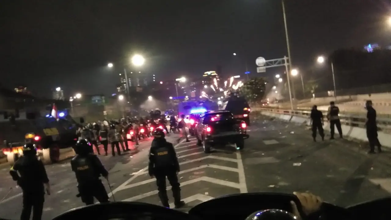 Massa demonstrasi di sekitar Gedung DPR RI Jakarta