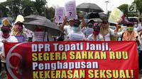 Massa Kolaborasi Nasional menggelar aksi di depan Gedung DPR/MPR, Jakarta, Selasa (17/9/2019). Massa yang menuntut DPR segera mengesahkan Rancangan Undang-Undang (RUU) Penghapusan Kekerasan Seksual (PKS) ini datang dari berbagai daerah. (Liputan6.com/JohanTallo)