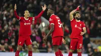 Ekspresi kecewa trio pemain Liverpool (dari kanan ke kiri) Mohamed Salah, Ibrahima Konate, dan Virgil van Dijk saat menghadapi Arsenal dalam lanjutan Liga Inggris 2023/2024 di Stadion Anfield, Minggu (24/12/2023) dini hari WIB. (AP Photo/Jon Super)