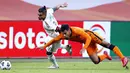 Penyerang Meksiko, Jesus Manuel Corona berebut bola dengan bek Belanda, Owen Wijndal pada laga persahabatan di Johan Cruyff Arena di Amsterdam (7/10/2020). Meksiko menang 1-0 atas Belanda. (AFP/ANP/Maurice Van Steen)