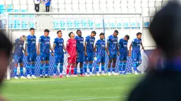 Para pemain Arema FC berdoa bersama di bawah gawang sebelum menghadapi Bhayangkara Presisi Lampung FC dalam lanjutan BRI Super League 2026/2027 di Stadion Kanjuruhan, Malang, Sabtu (10/10/2026). Ritual tersebut dilakukan sebagai bentuk doa dan harapan tim Singo Edan sebelum menjalani pertandingan yang berakhir imbang 2-2 setelah Arema bangkit dari ketertinggalan dua gol. (Bola.com/Iwan Setiawan)