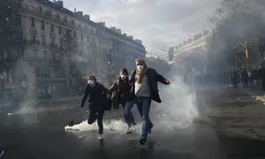 Sejumlah demonstran berlari meninggalkan Lapangan République saat aksi menentang kenaikan biaya hidup sekaligus menyuarakan tuntutan mahasiswa di Paris, Prancis, Sabtu (17/10/2026). (AP Photo/Thibault Camus)