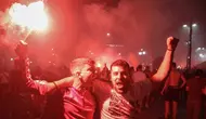 Para pendukung Olympiakos FC merayakan kemenangan timnya di final Europa Conference League 2023/2024 melawan Fiorentina, di Athena pada 29 Mei 2024. (Aris Oikonomou/AFP)