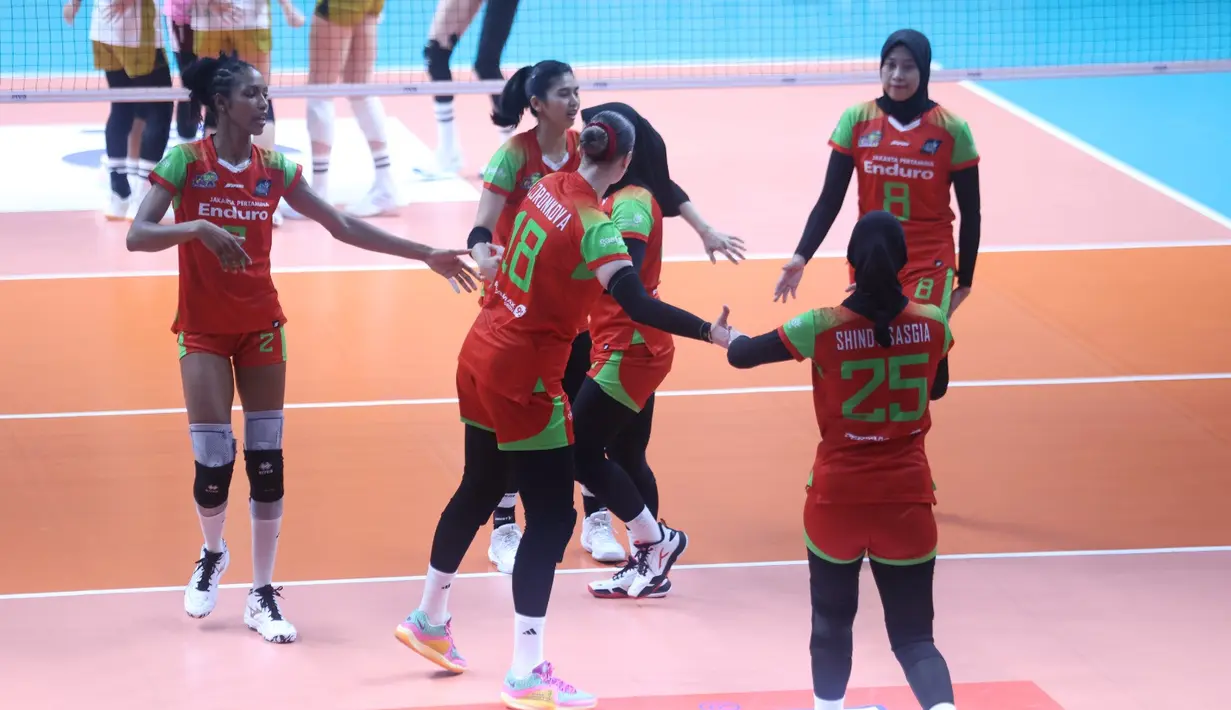 Selebrasi para pemain Jakarta Pertamina Enduro usai mendapatkan poin pada pertandingan melawan Gresik Phonska Plus Pupuk Indonesia di GOR Sritex Arena Solo, Kamis (9/4/2026). (Dok. PBVSI)