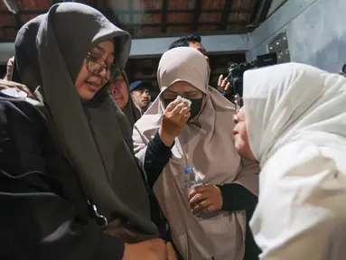 Tangis keluarga pecah saat mendengar keputusan penghentian operasi pencarian lima jurnalis dan tiga kru kapal Arupadhatu 1 di Posko SAR Nasional Carita, Pandeglang, Banten, Kamis (17/9/2026). Operasi SAR dihentikan setelah pencarian selama sepuluh hari belum menemukan tanda keberadaan delapan orang tersebut. (KLY/Budy Santoso)