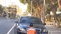 Video Lansia Petugas Kebersihan Dipaksa Berlutut karena Sapunya Tak Sengaja Mengenai Mobil Mewah Jadi Viral