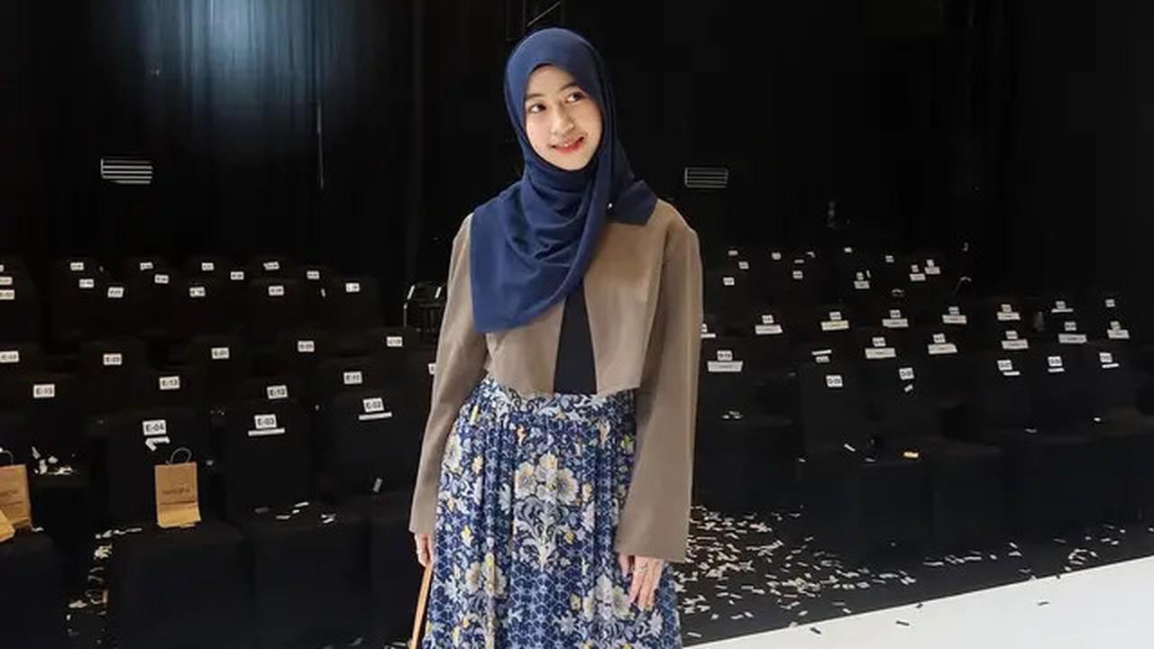 Tanpa Serba Hitam, Adiba Khanza Keluar dari Zona Nyaman dengan Outfit Bernuansa Biru Saat Hadiri Fashion Show