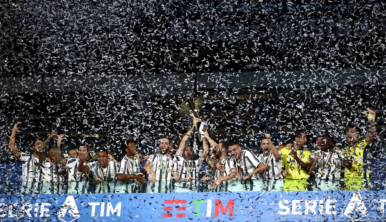 Para pemain Juventus melakukan selebrasi usai menjuarai Serie A musim 2019-20 di Stadion Allianz, Sabtu (1/8/2020). Perayaan tersebut sedikit ternodai setelah Juventus harus takluk dari AS Roma dengan skor 1-3. (Photo by Isabella BONOTTO / AFP)