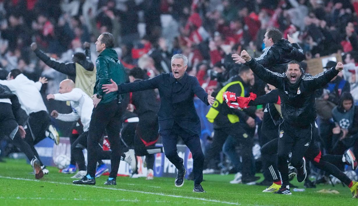 Sebuah momen hampir mustahil terjadi di Estadio da Luz, Lisbon. Ketika waktu hampir habis dan harapan Benfica tampak memudar, justru sang kiper, Anatoliy Trubin, muncul sebagai pahlawan. Gol sundulannya di menit ke-98 menjadi penutup laga penuh drama yang mengantar Benfica asuhan Jose Mourinho ke babak play-off Liga Champions. (AP Photo/Armando Franca)