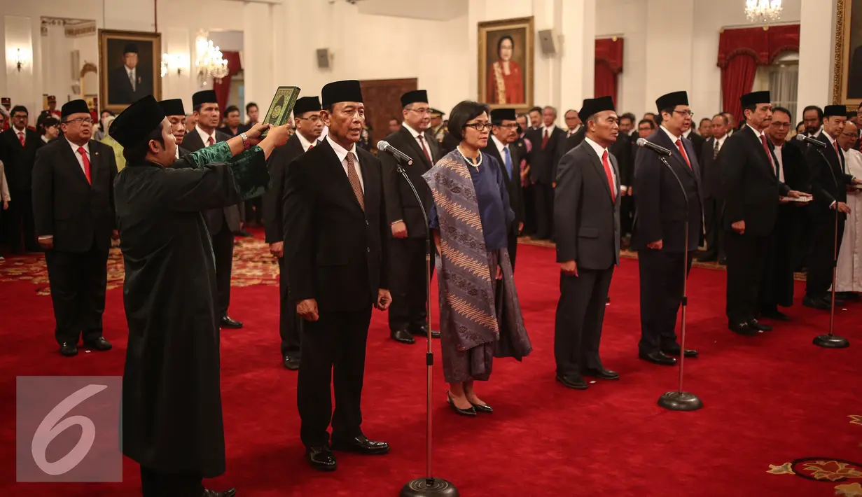 Pelantikan menteri baru hasil perombakan kabinet jilid II di di Istana Negara, Jakarta, Rabu (27/7). Wajah baru dalam reshuffle jilid II diantaranya Wiranto dan Sri Mulyani. (Liputan6.com/Faizal Fanani)
