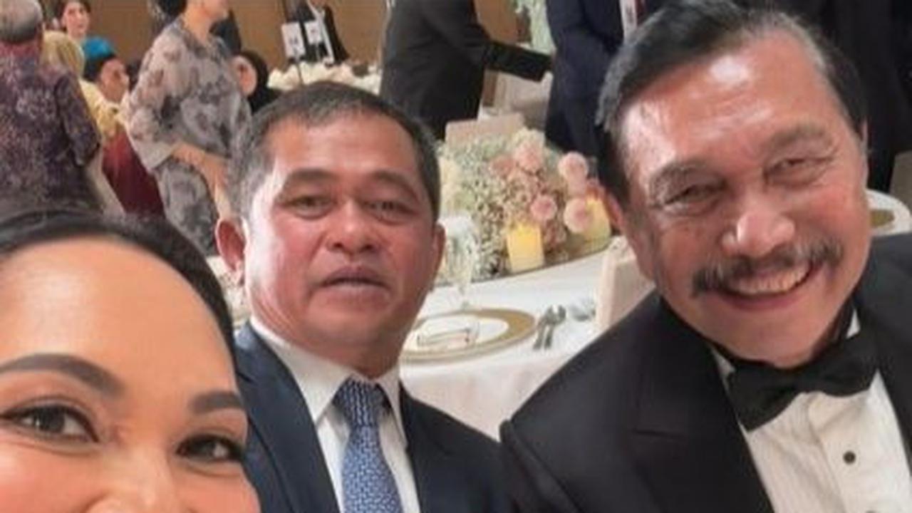 "Malam mingguan sama papa yang keukeuh dengan DC: tuxedo," tulis Uli.
