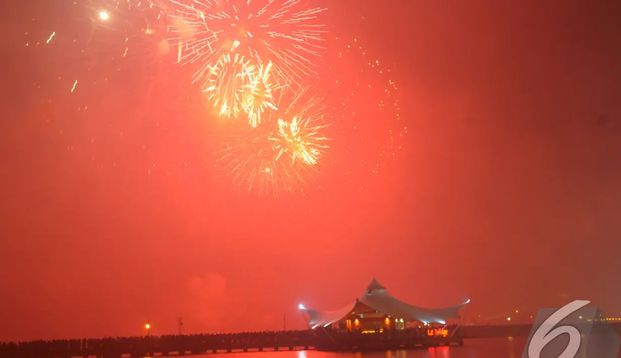 Langit Ancol memerah dihiasi ratusan kembang api yang memancar saat malam tahun baru, Ancol, Jakarta, Kamis (1/1/2015). (Liputan6.com/Faisal R Syam)