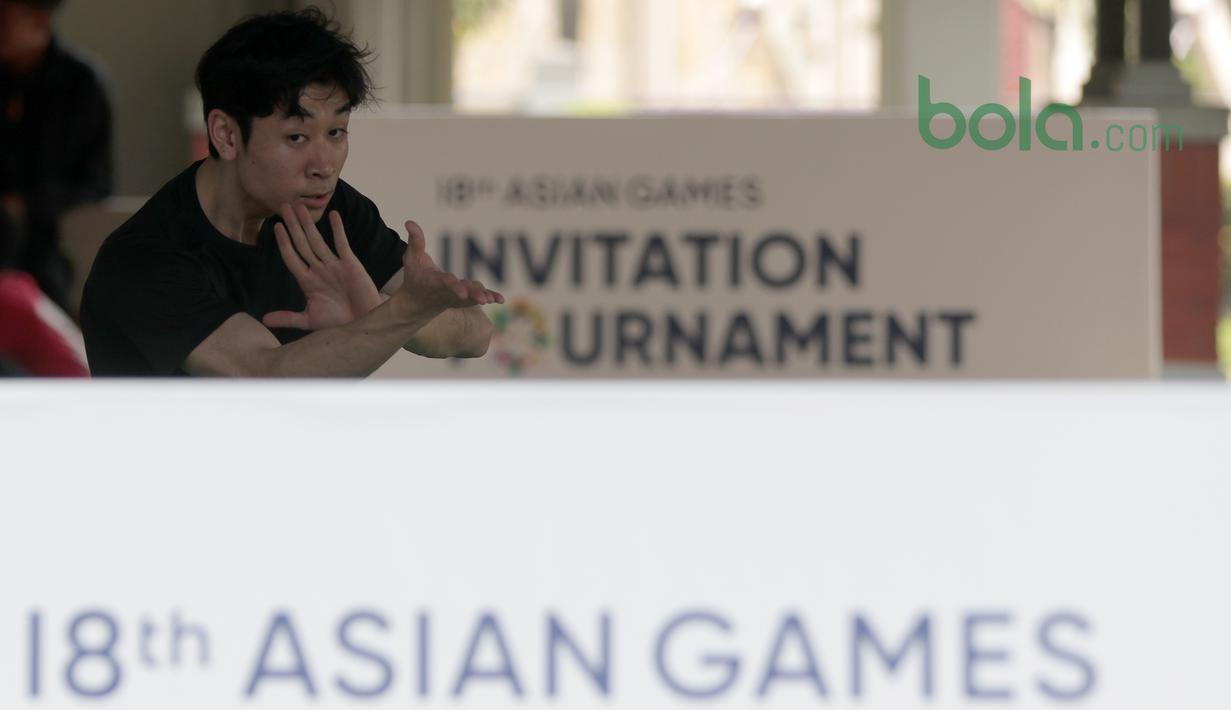 Pesilat dari Jepang sedang melakukan persiapan sebelum berlaga pada Test Event Asian Games 2018 di Padepokan Silat TMII, Jakarta, Senin (12/2/2018). Sebanyak sepuluh negara mengikuti test event pencak silat 2018 tersebut. (Bola.com/Nick Hanoatubun)