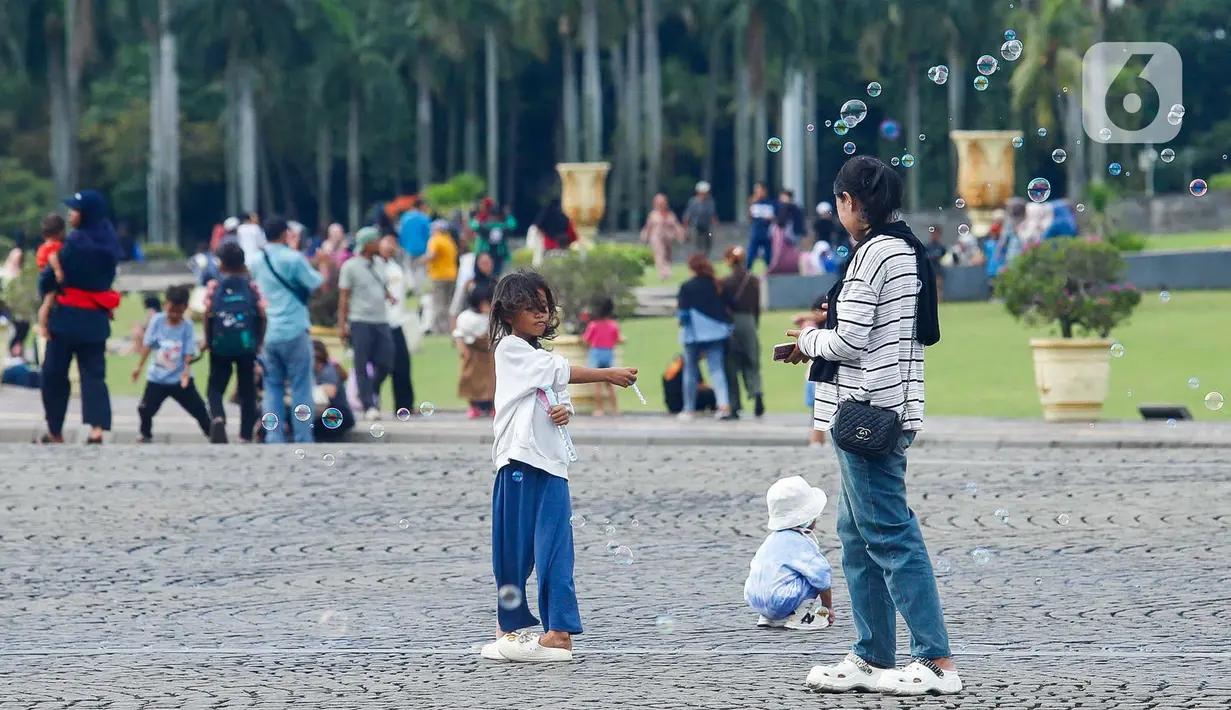 Pengunjung kawasan wisata Monumen Nasional (Monas) rata-rata datang dari wilayah sekitar Jakarta seperti Depok, Bogor, Tangerang dan Bekasi. (Liputan6.com/Herman Zakharia)