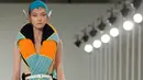 Model membawakan busana rancangan, John Galliano saat Fashion Week Paris di Perancis, Rabu (28/9). Busana ini adalah salah satu koleksi dari rumah mode Maison Margiela untuk busana musim panas 2017. (REUTERS/Gonzalo Fuentes)