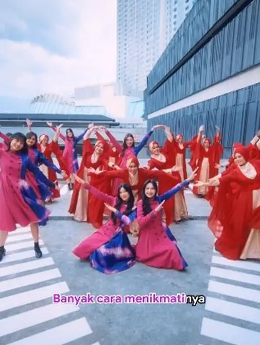 Salah satu personel Nasida Ria mengungkapkan grup mereka merasa semangat dalam kolaborasi kali ini. Mereka berharap kolaborasi dengan JKT48 dapat memberi semangat bagi kalangan muda. Demikian juga dengan anggota JKT48. Meski memerlukan penyesuaian, tetapi mereka tetap antusias dalam kolaborasi bersama Nasida Ria. (Liputan6.com/YouTube/Google Indonesia)