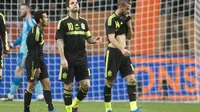 Pemain Spanyol tertunduk lesu setelah Belanda mencetak gol kedua (Reuters)