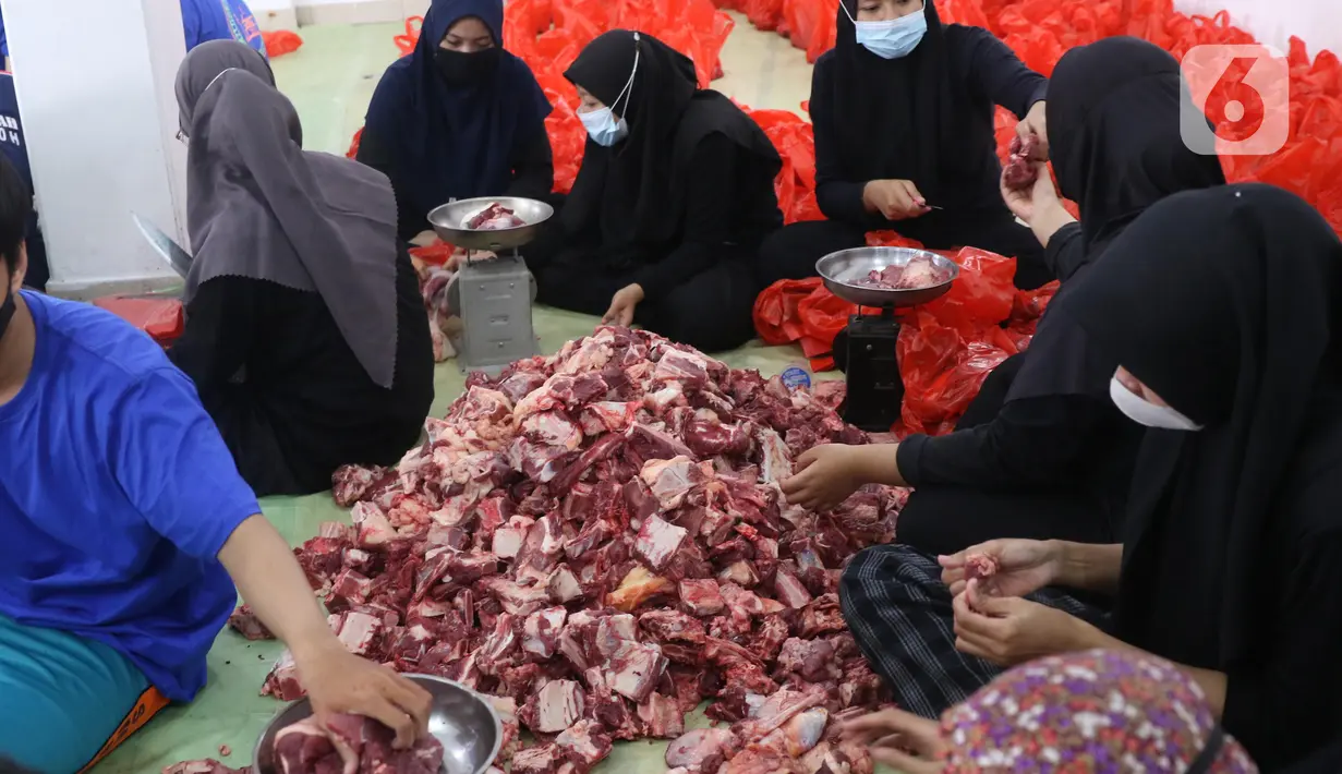 Panitia menimbang daging hewan kurban di Masjid Daarul Falah, Jakarta Selatan, Selasa (20/7/2021). Umat muslim seluruh dunia serempak merayakan Hari Raya Idul Adha yang ditandai dengan pemotongan hewan kurban sehari setelah jemaah haji wukuf di Padang Arafah. (Liputan6.com/Angga Yuniar)