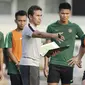 Pelatih Timnas Indonesia, Bima Sakti, memberikan arahan kepada anak asuhnya saat latihan di Universitas Kasetsart, Bangkok, Kamis (15/11). Latihan ini persiapan jelang laga Piala AFF 2018 melawan Thailand. (Bola.com/M. Iqbal Ichsan)