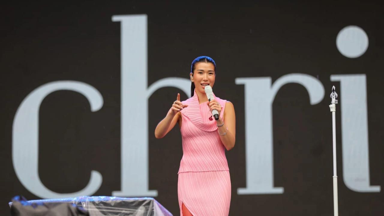 FOTO Penyanyi Christie Curi Perhatian di KLBB 2026 Lewat Aksi Spontan Turun Panggung