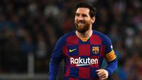Lionel Messi saat pertandingan Barcelona melawan Real Madrid dalam laga Liga Spanyol di stadion Santiago Bernabeu pada 1 Maret 2020. (AFP/Gabriel Bouys)