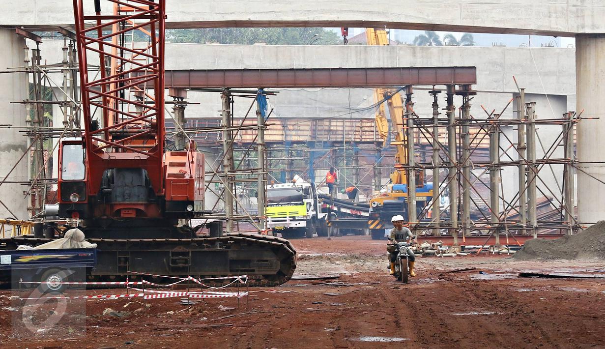 Sejumlah alat berat dikerahkan dalam proyek jalan tol Depok-Antasari di kawasan Pondok Labu, Jaksel, Rabu (2/12/2015). Seksi I ruas Antasari-Sawangan sepanjang 12 km tersebut ditargetkan rampung pertengahan 2016. (Liputan6.com/Immanuel Antonius)