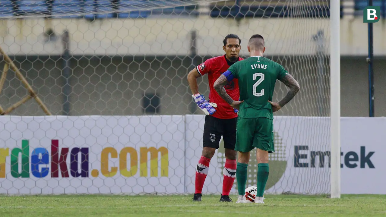 FOTO: Diwarnai 1 Kartu Merah dan 1 Tendangan Penalti, PSS Sleman Harus Puas Imbang 0-0 dengan Persela Lamongan - Aaron Evans; Dwi Kuswanto
