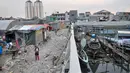 Sejumlah anak korban penggusuran yang masih bertahan di atas puing bangunan Kampung Akuarium, Jakarta, Kamis (16/3). Di sana, mereka membangun rumah bedeng sembari merancang konsep kampung susun sesuai kebutuhan mereka. (Liputan6.com/Yoppy Renato)