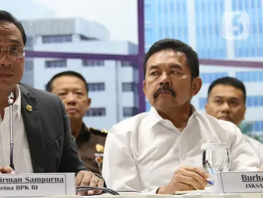 Ketua BPK Agung Firman Sampurna (kiri) bersama Jaksa Agung Burhanuddin menyampaikan keterangan hasil pemeriksaan PT Asuransi Jiwasraya (Persero) di Jakarta, Rabu (8/1/2020). BPK menyatakan laba keuangan  Jiwasraya sejak 2006 semu karena hasil rekayasa laporan keuangan. (Liputan6.com/Herman Zakharia)