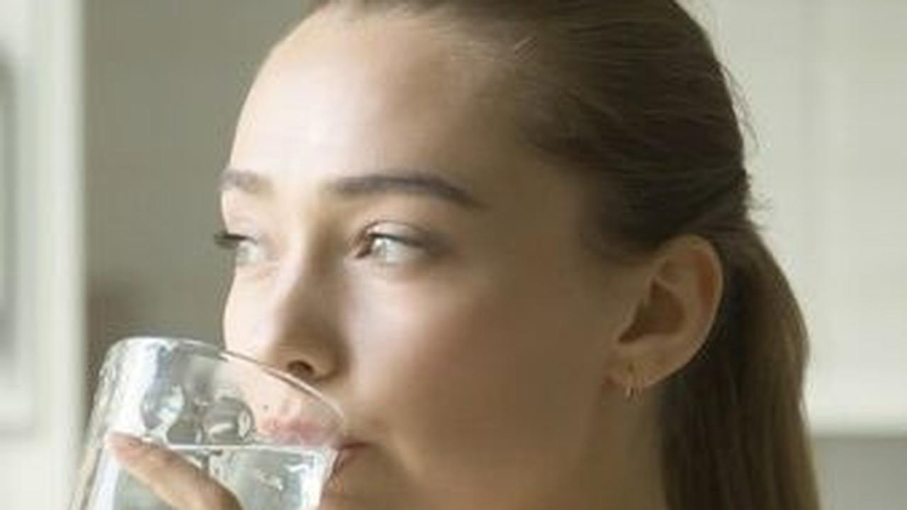 1. Minum Air Putih untuk Hidrasi Tubuh