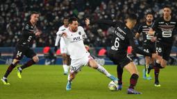 Pemain Paris Saint-Germain Lionel Messi berebut bola dengan pemain Rennes Nayef Aguard pada pertandingan sepak bola Liga Satu Prancis di Stadion Parc des Princes, Paris, Prancis, 11 Februari 2022. Paris Saint-Germain menang 1-0. (AP Photo/Michel Euler)