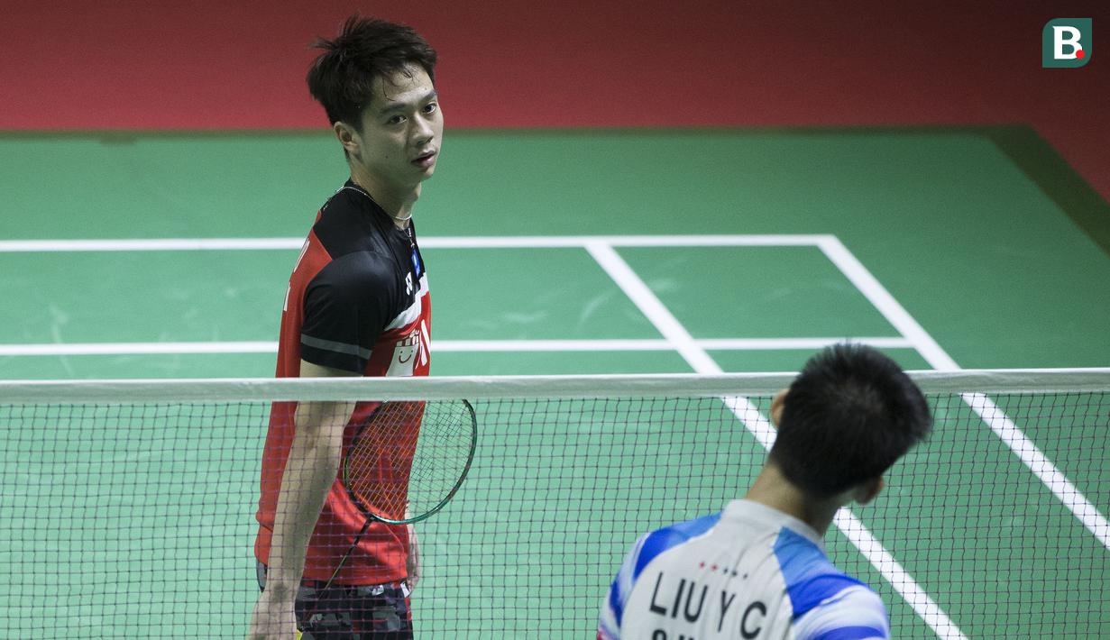 Kevin Sanjaya menatap dengan tajam Liu Yu Chen saat hendak menukar kok baru di tengah gim berlangsung. ( Bola.com/Peksi Cahyo )