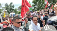 Jokowi saat menyapa para pendukungnya di kampanye akbar di Palembang (Liputan6.com / Nefri Inge)