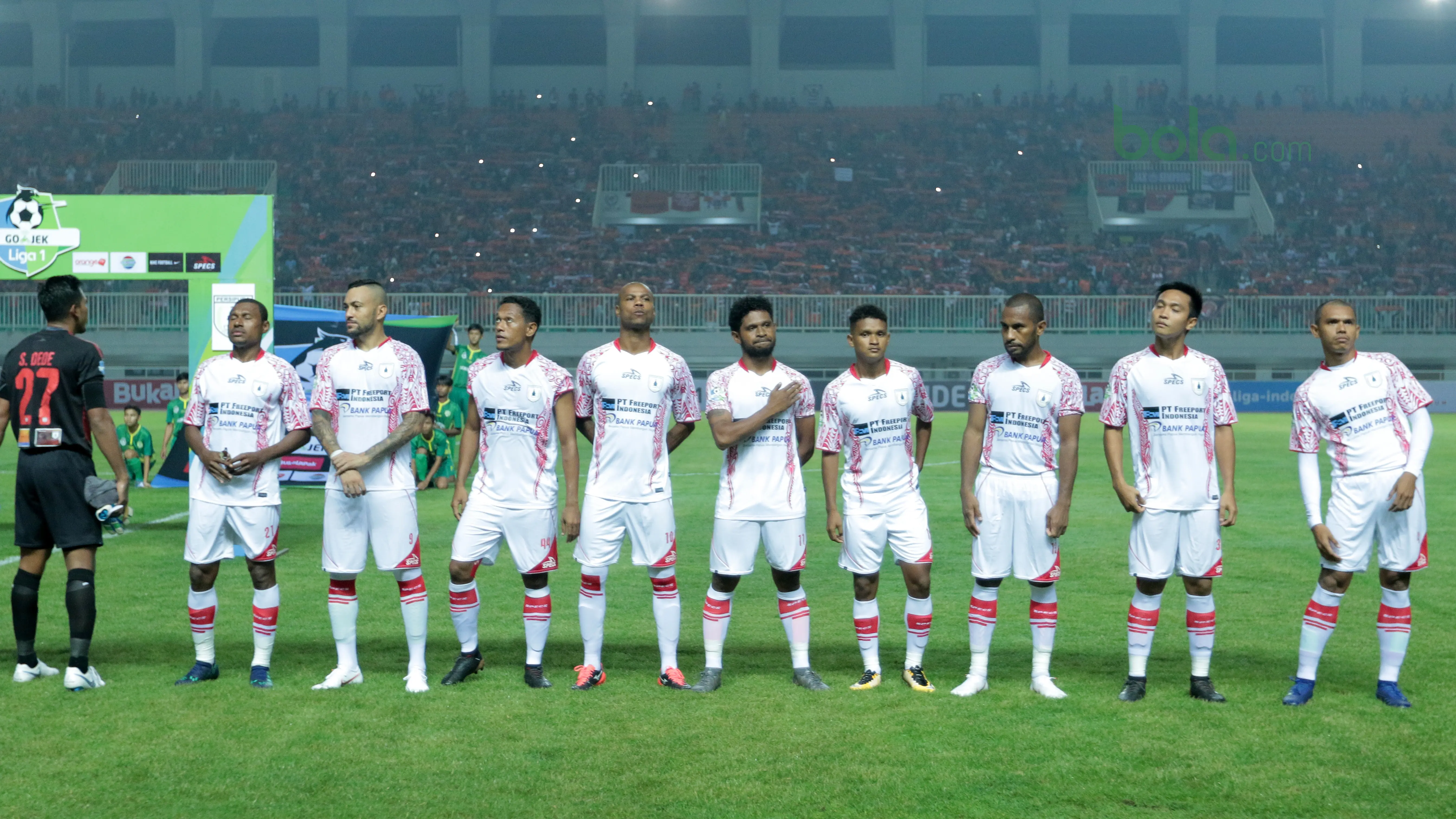 Pemain Persipura Jayapura saat melawan Persija Jakarta pada lanjutan Liga 1 Gojek bersama Bukalapak di Stadion Pakansari, Bogor, (25/5/2018). (Bola.com/Nick Hanoatubun)
