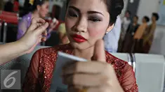 Narapidana wanita rumah tahanan klas II A Pondok Bambu mengaca sebelum mengikuti lomba kebaya fashion show di Rutan Pondok Bambu, Jakarta Timur, Kamis (21/4). Lomba diadakan dalam rangka memperingati Hari Kartini. (Liputan6.com/Immanuel Antonius)