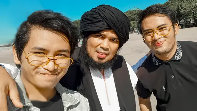 Casko Wibowo dan Ian Wibowo bersama Ustaz Derry Sulaiman