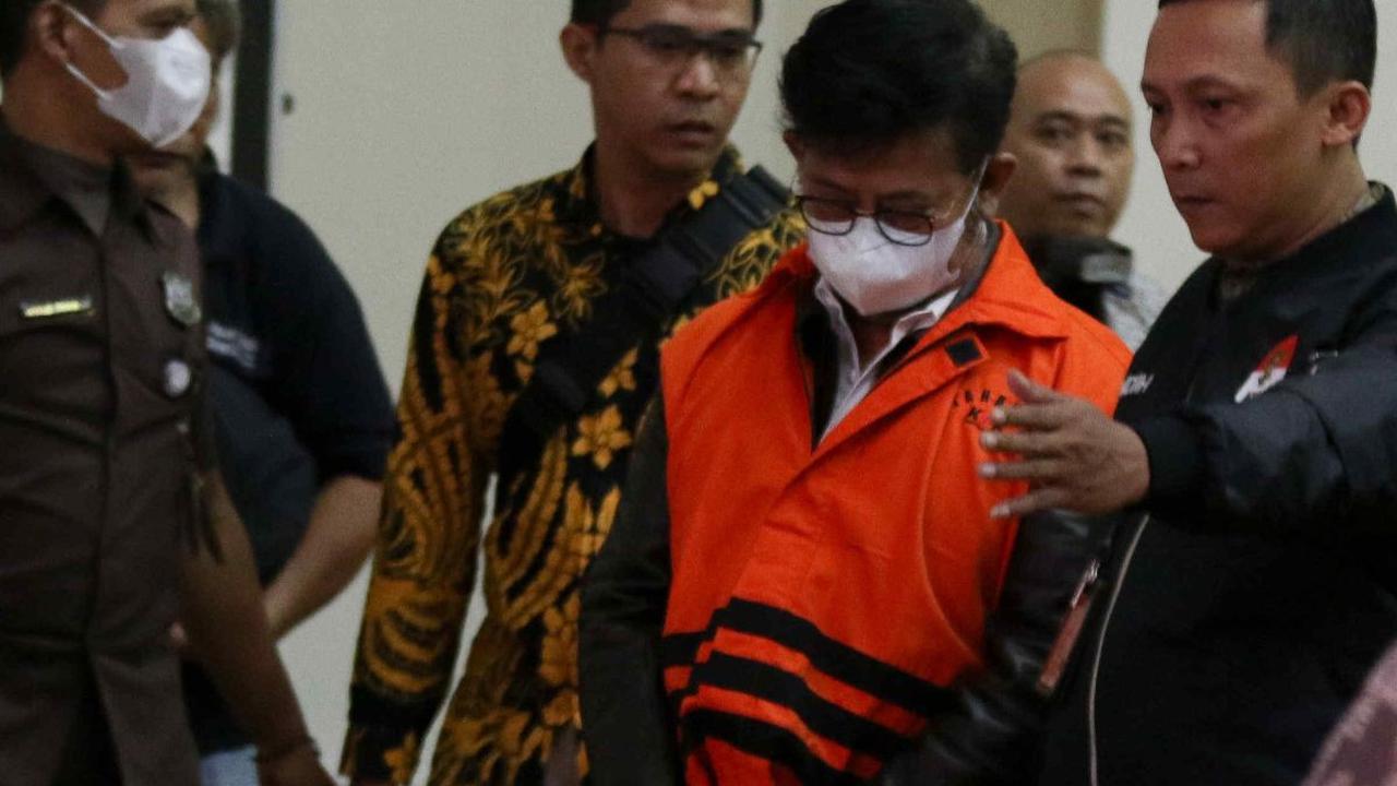 Mantan Menteri Pertanian (Mentan) Syahrul Yasin Limpo resmi ditahan Komisi Pemberantasan Korupsi (KPK) pada Jumat (13/10/2023). Dia ditahan setelah menjalani pemeriksaan tim penyidik KPK pascaditangkap pada Kamis, 12 Oktober 2023 malam.<br>