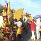 Kegiatan Caruban Carnival menarik perhatian pengunjung hingga rawan kecelakaan gara-gara mengejar selfie dengan Kereta Paksinagaliman. (Liputan6.com/Panji Prayitno)