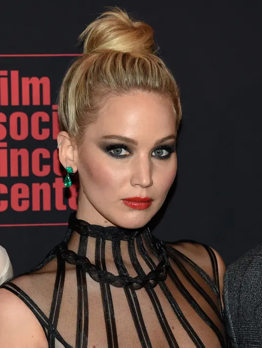 Ekspresi Jennifer Lawrence saat menghadiri pemutaran perdana "Red Sparrow" di Alice Tully Hall di New York (26/2). Aktris 27 tahun ini tampil menggoda dengan gaun hitam jaring-jaring. (AFP Photo/Getty Images/Dimitrios Kambouris)